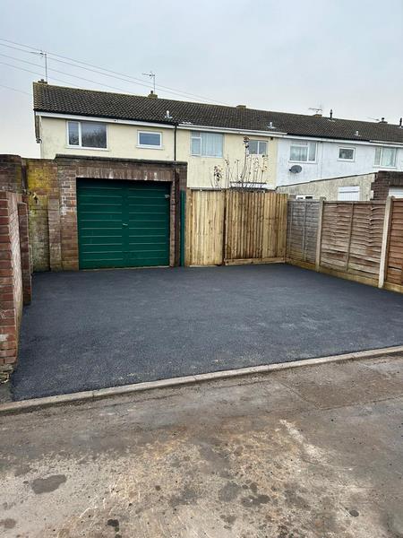 fence tarmac driveway rear garage 02